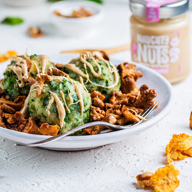 Spinatknödel mit Pfifferlingen und Cashewmus
