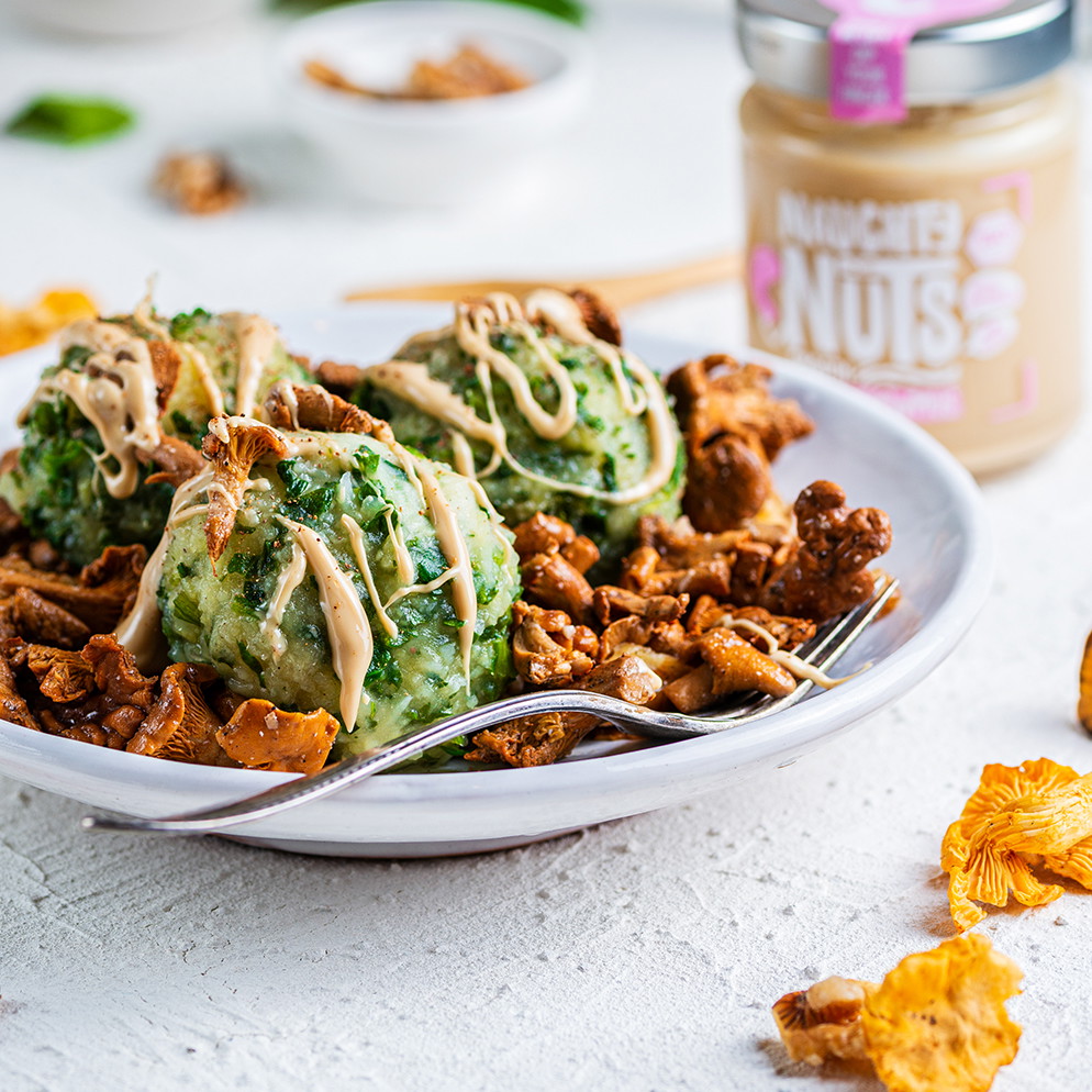 Spinatknödel mit Pfifferlingen und Cashewmus