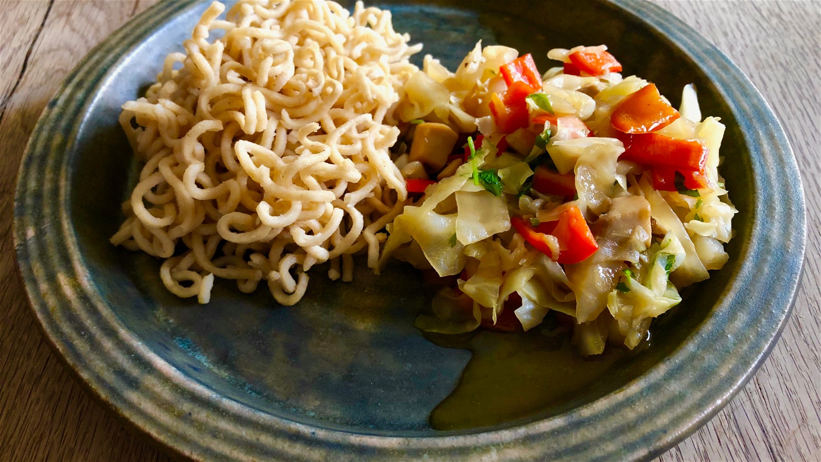 Image of Weißkohl, Kräuterseitlinge und Paprika