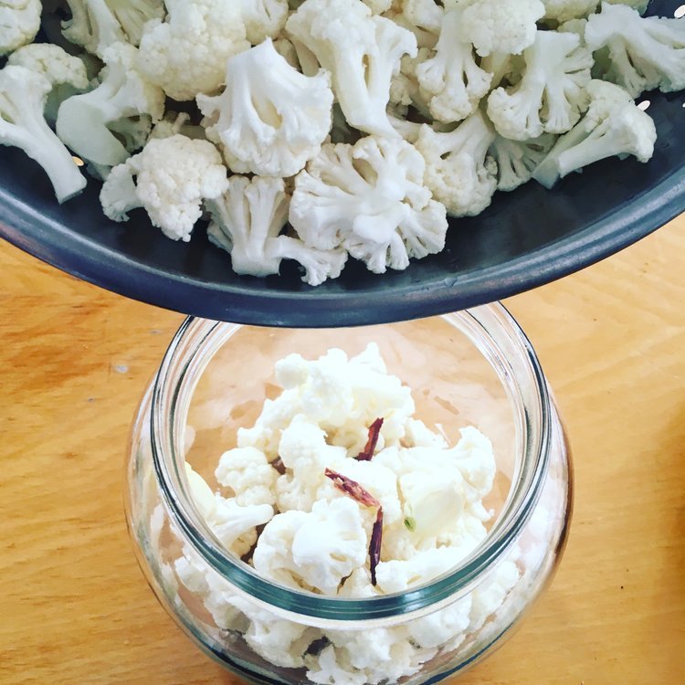 Image of Pack fermentation jar with cauliflower, chilis, and garlic cloves.
