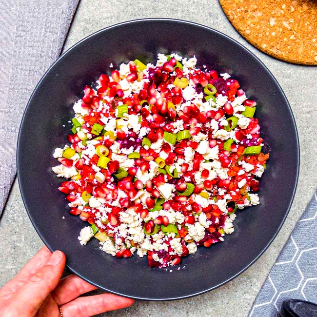 Image of Linsensalat Rezept: Roter Linsensalat mit Moroc'n'Roll Sauce und Granatapfelkern-Feta-Topping