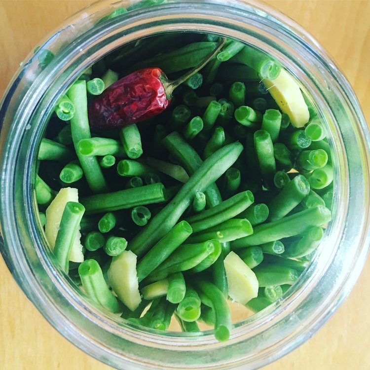 Image of Pack fermentation jar with green beans, ginger, lemon peel, chilis,...