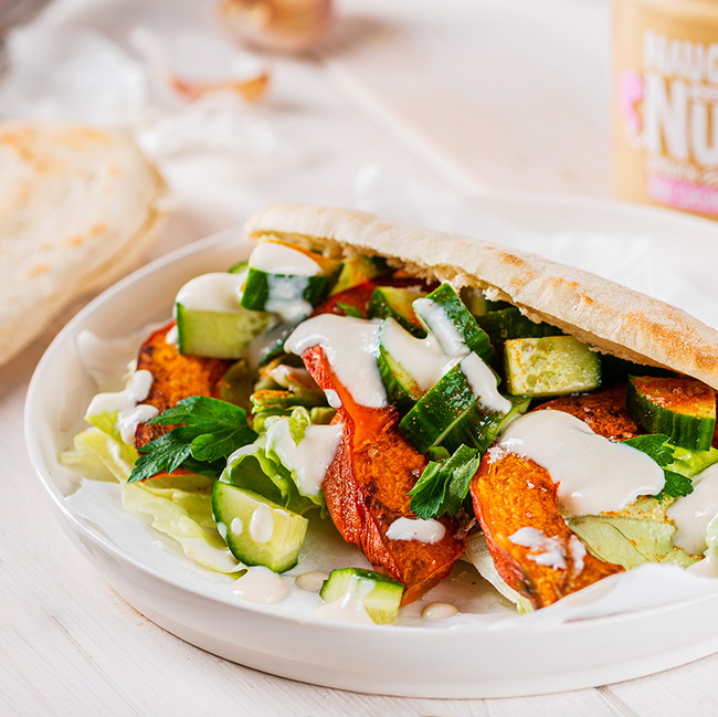 Herbstdöner mit Ofenkürbis und Cashew-Knoblauchsauce