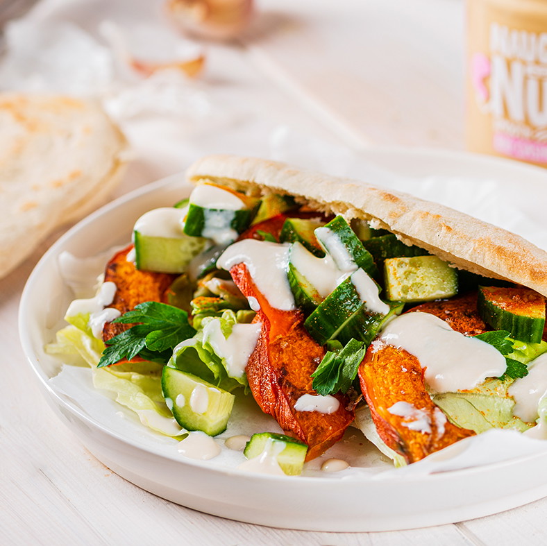 Herbstdöner mit Ofenkürbis und Cashew-Knoblauchsauce