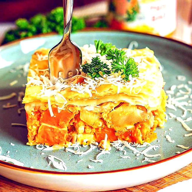 Image of Kürbisauflauf Rezept: Herzhafter Kürbisauflauf mit Apfel, Feta und Thai Bao Sauce