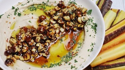 Image of Trempette de haricots blancs et ail grillé, garniture croquante aux noisettes et bumble bloom