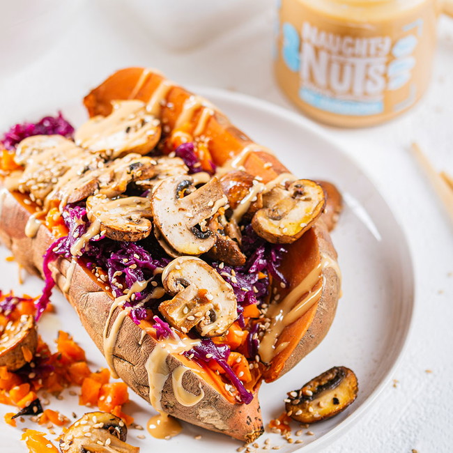 Asiatisch gefüllte Süßkartoffel mit Erdnussmus 