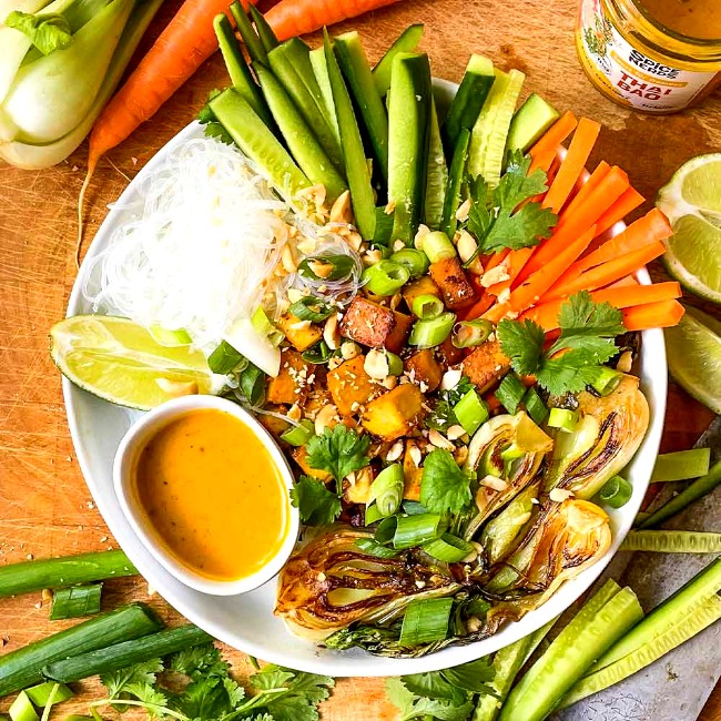 Image of Asia-Bowl mit mariniertem Tofu, gebratenem Pak Choi und Thai Bao Sauce für Gemüse