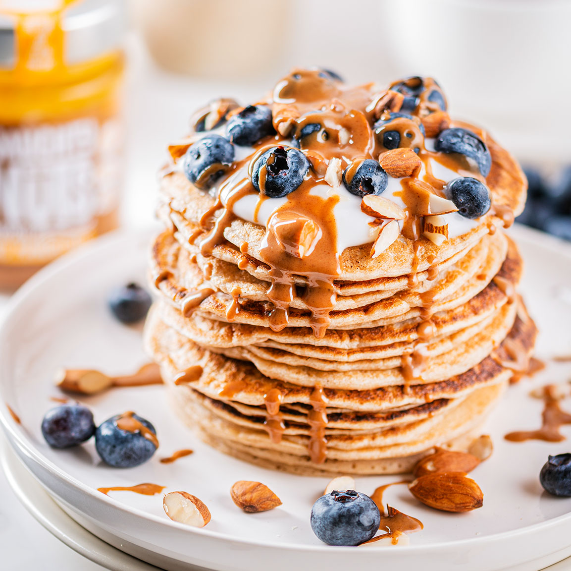 Mandelpancakes mit Blaubeeren und Mandelmus