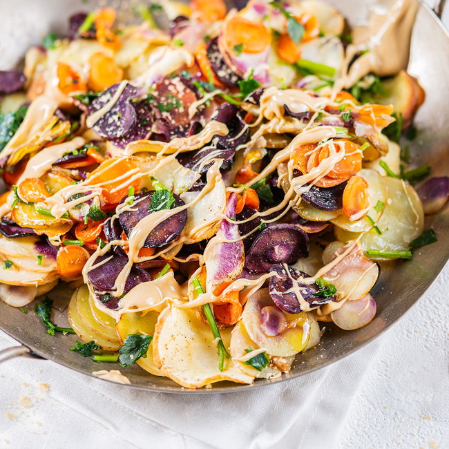 Bunte Steckrüben-Möhrenpfanne mit Röstkartoffeln und Cashewschmelz
