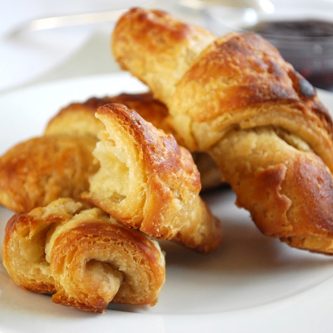 https://images.getrecipekit.com/20211112180943-croissants-bread-mix-1024x685.jpg?aspect_ratio=1:1&quality=90&