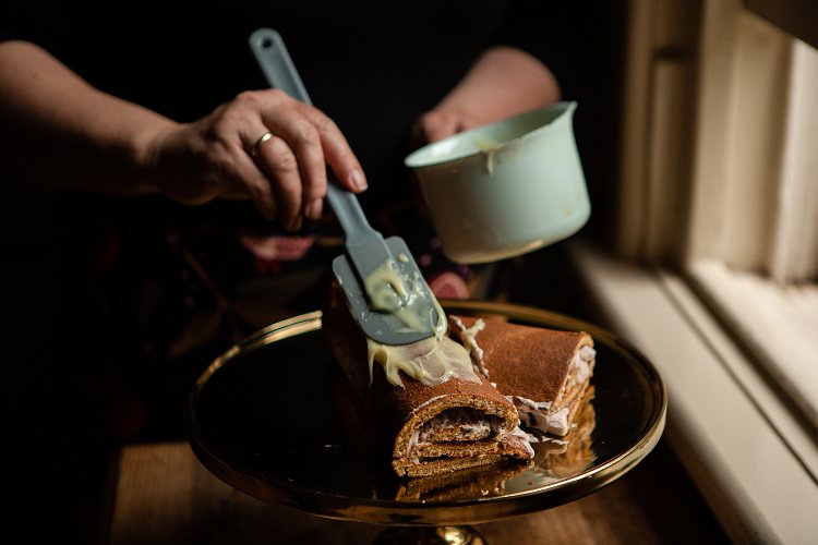 Image of Spread the set ganache over the log, covering the ends,...