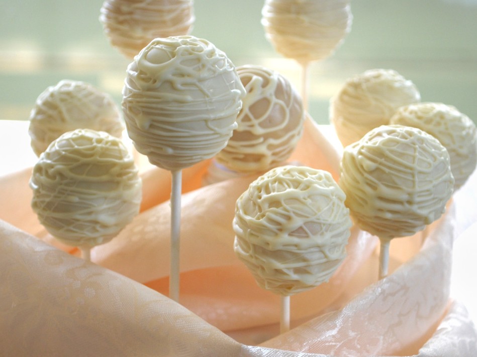 Easy Vanilla Cake Pops - FeelGoodFoodie