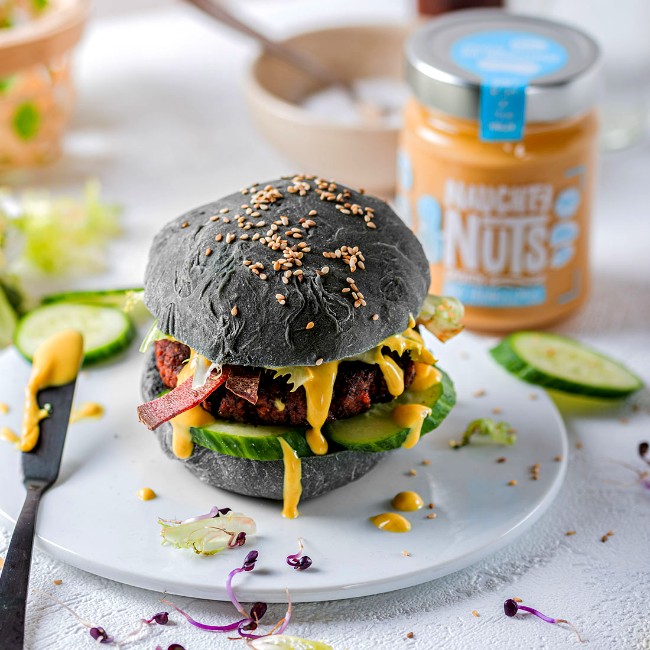 Image of Black Burger mit Erdnuss-Senf-Sauce