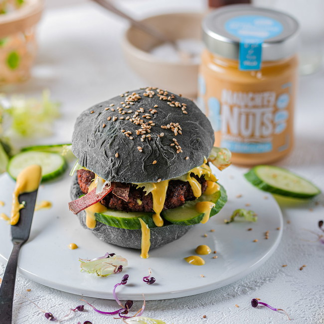 Black Burger mit Erdnuss-Senf-Sauce