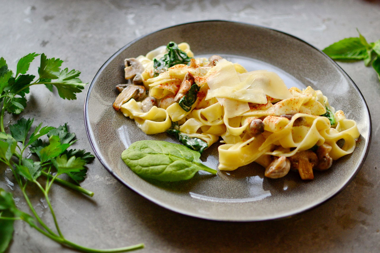 Vegetarische Tagliatelle mit Spinat und Champignons – Shape World GmbH