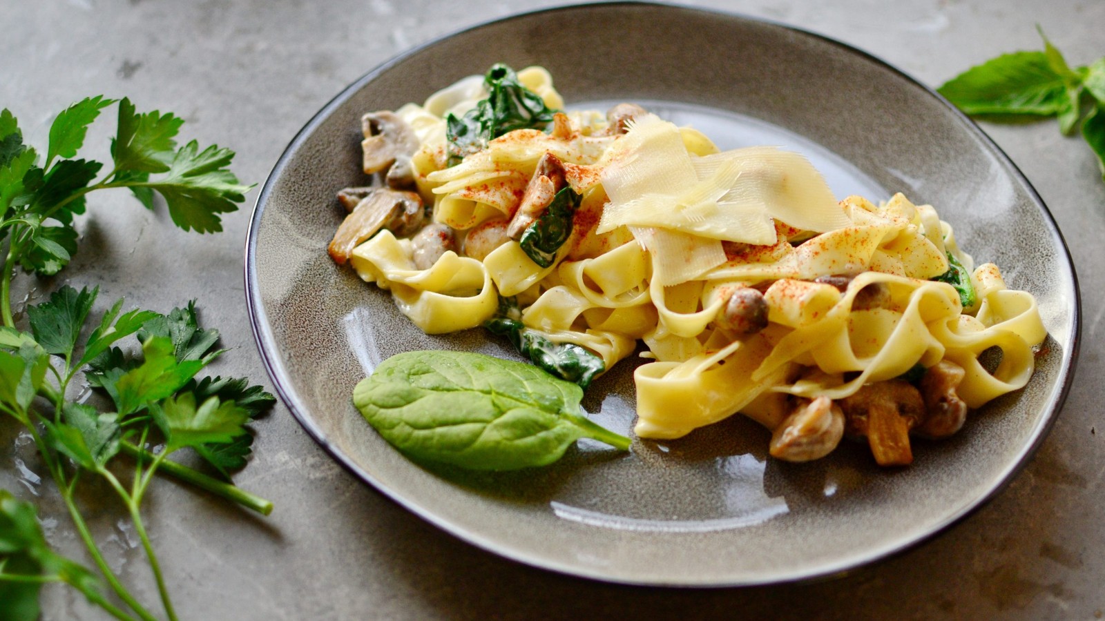 Image of Vegetarische Tagliatelle mit Spinat und Champignons