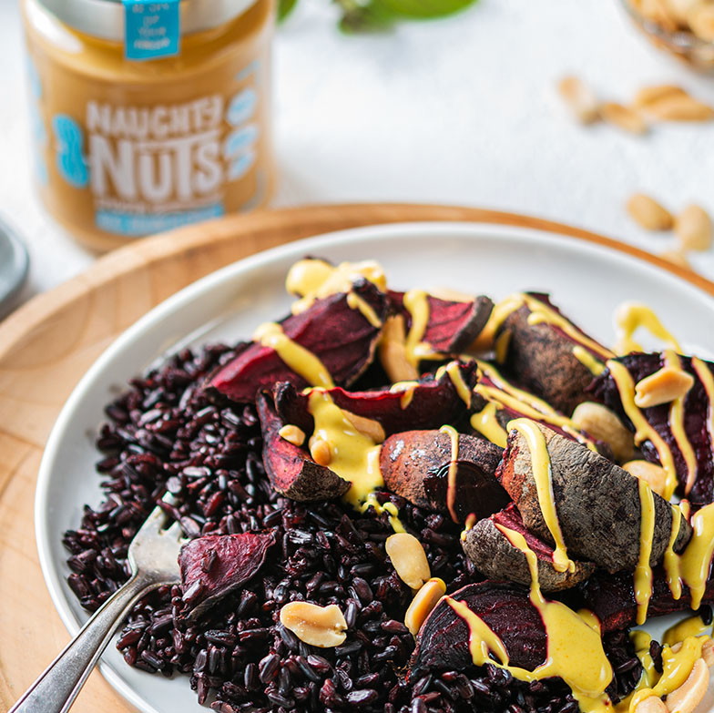 Black Rice mit Rote Beete und Kurkuma-Erdnusssauce