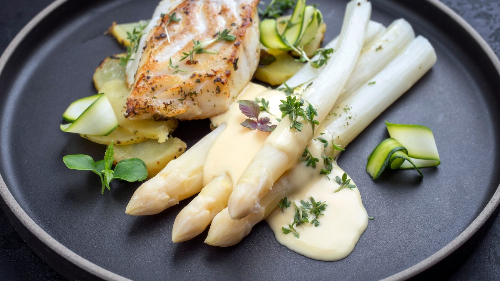 Image of Weißer Spargel mit Bratkartoffeln, Zucchini und Kabeljau