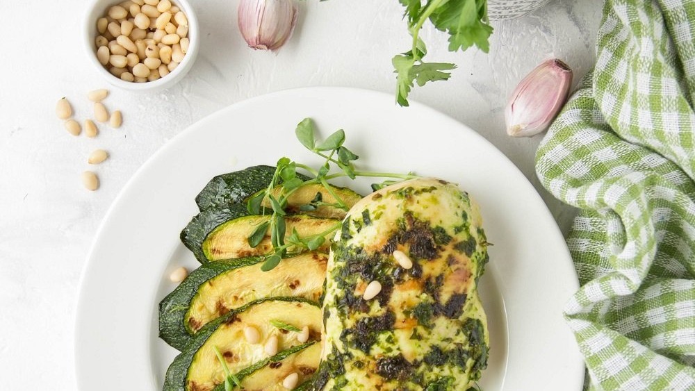 Image of Warmer Hähnchensalat mit Basilikum-Cashew-Pesto