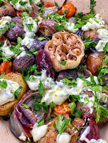 Image of Papas aplastadas con dressing de hierbas