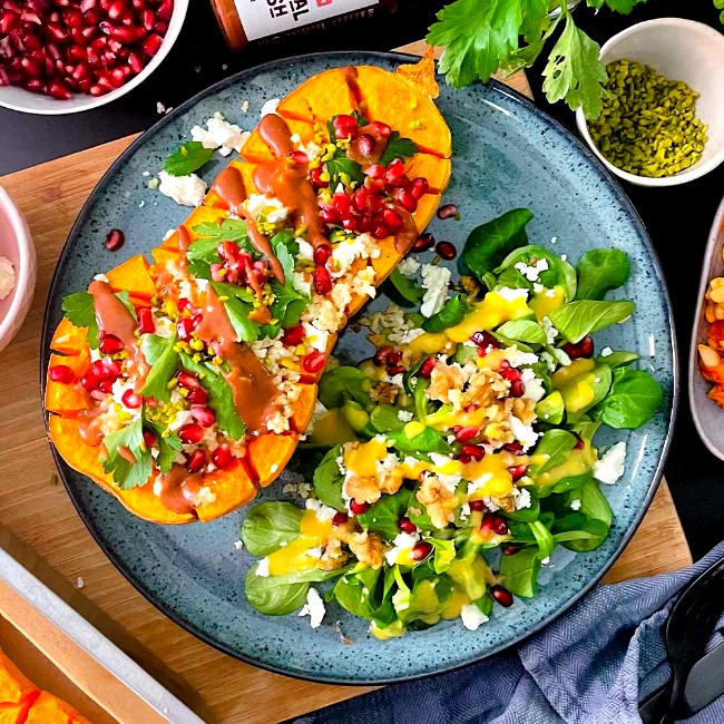 Image of Butternusskürbis Rezept: Gefüllter Kürbis mit Bulgur, Feta und Radical Radish Sauce