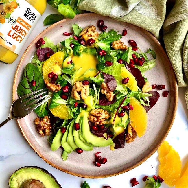 Image of Fruchtiger Wintersalat mit Orangen, karamellisierten Walnüssen und Juicy Lucy Salatdressing