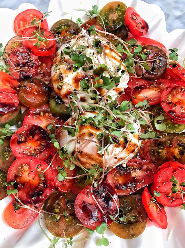 Image of Mozzarella con tomates y reducción de aceto balsámico