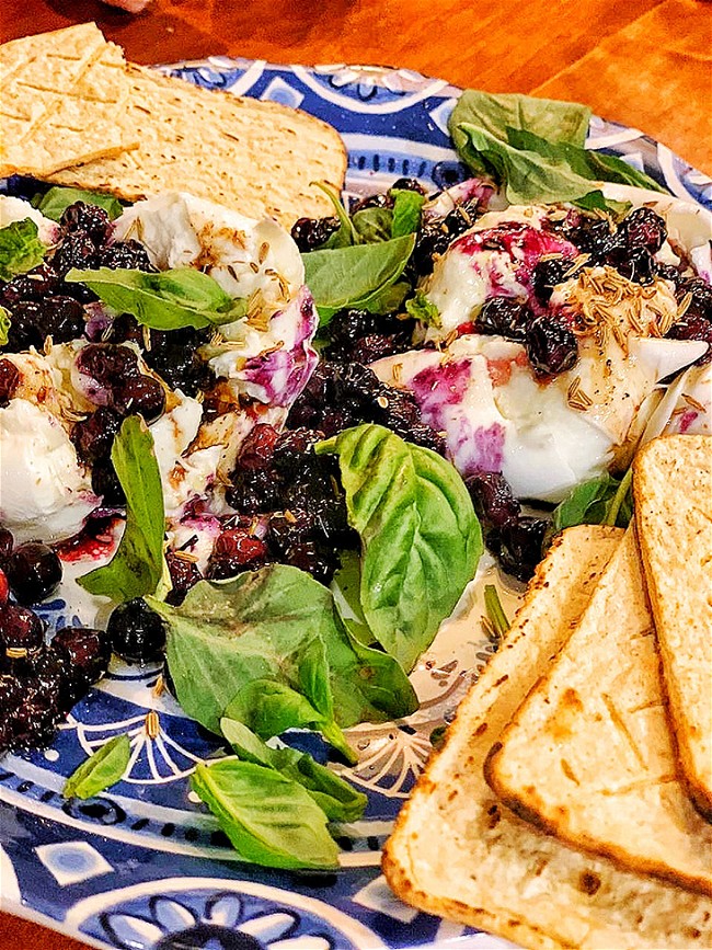 Image of Burrata con arándanos y albahaca