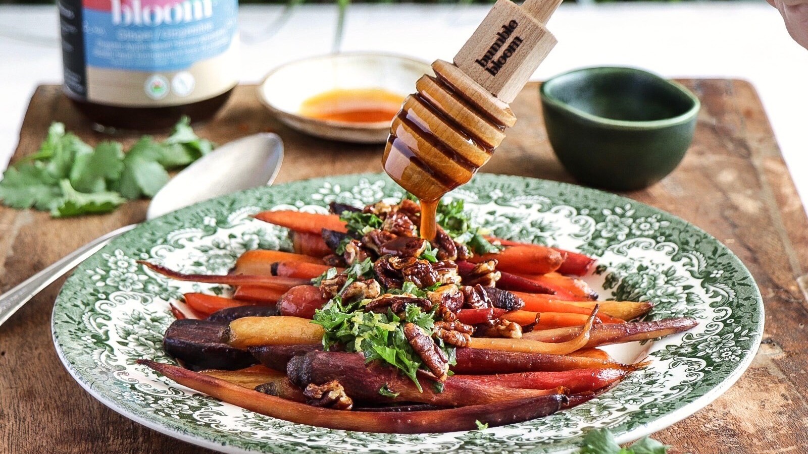 Image of Carottes rôties au m!el, gremolata à la coriandre et pacanes caramélisées