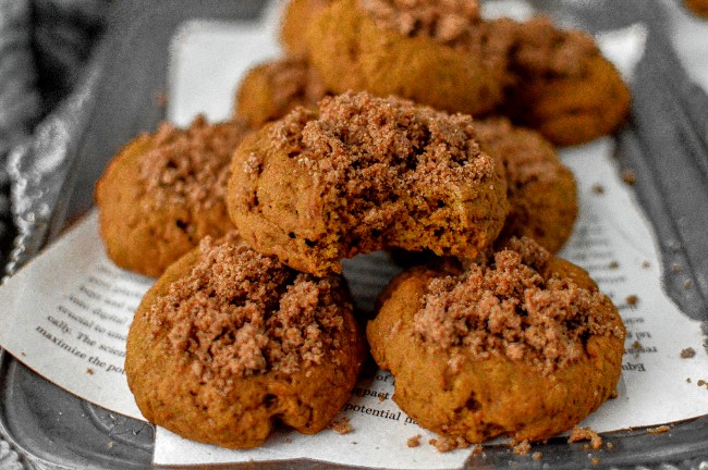 Image of Soft Pumpkin Spice Cookies with Cinnamon Streusel Topping (vegan & naturally sweetend)