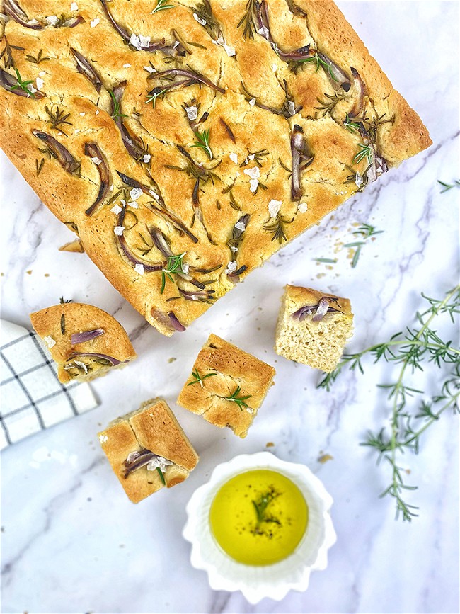 Image of Focaccia con romero, cebolla y escamas de sal