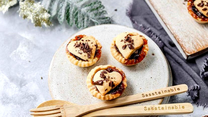 https://images.getrecipekit.com/20211130200150-mini-chocolate-chip-mince-pies.jpeg?aspect_ratio=16:9&quality=90&auto_optimize=medium