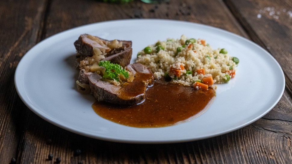 Image of Mit Zwiebel und Apfel gefüllter Braten vom Schwein