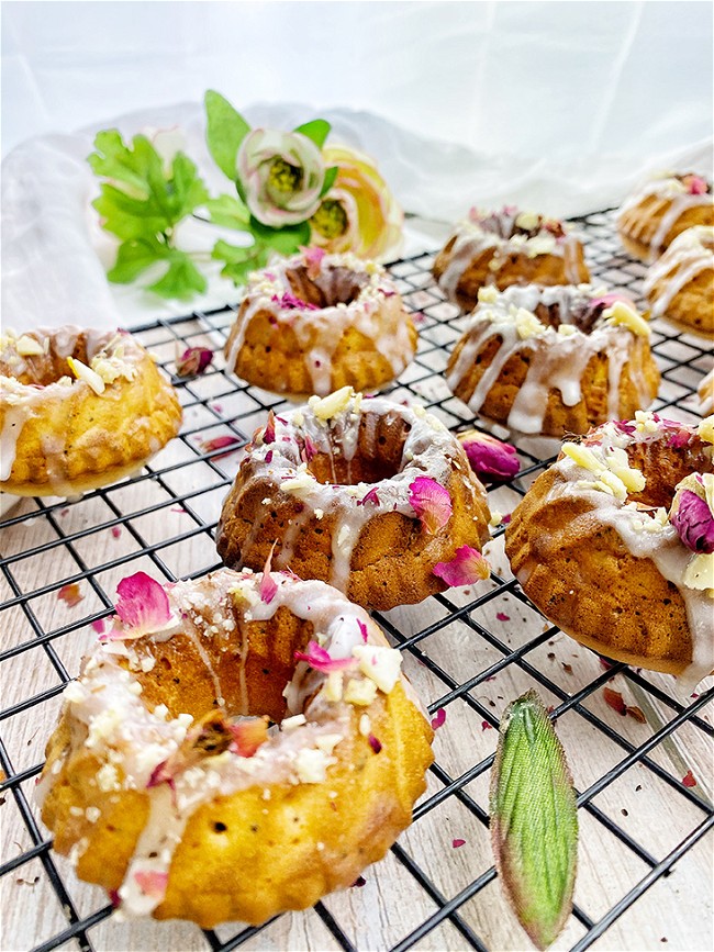 Image of Mini bundts de limón y amapola glaseados