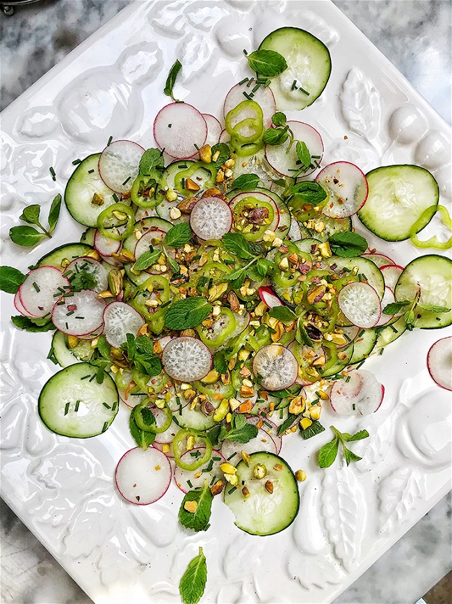 Image of Ensalada de pepino, rábano, menta y pistachos