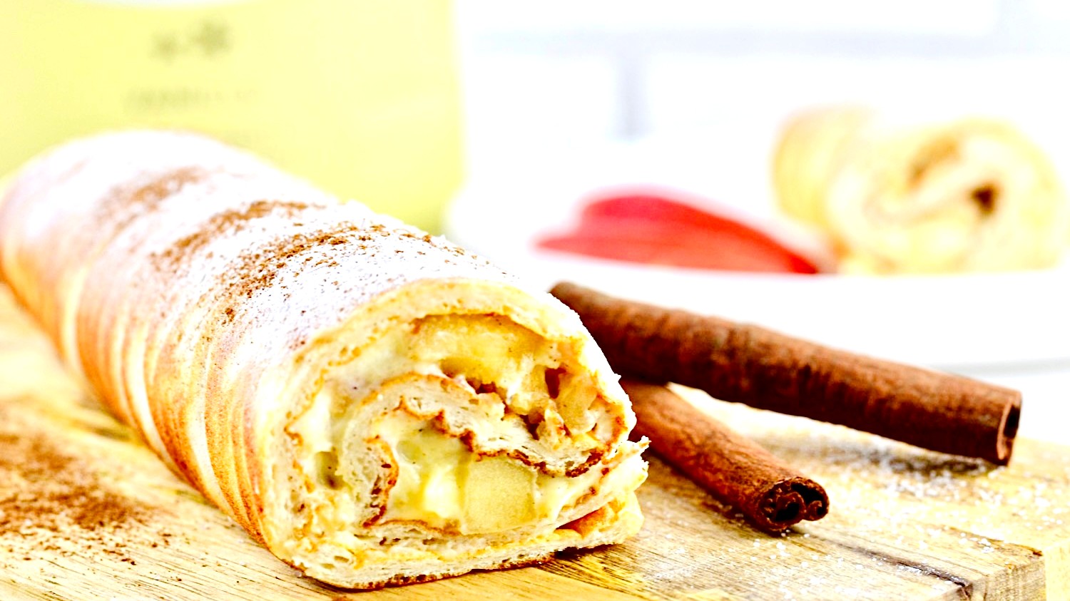 Image of BISQUITROLLE MIT KARAMELLISIERTEN ÄPFELN & VANILLECREME