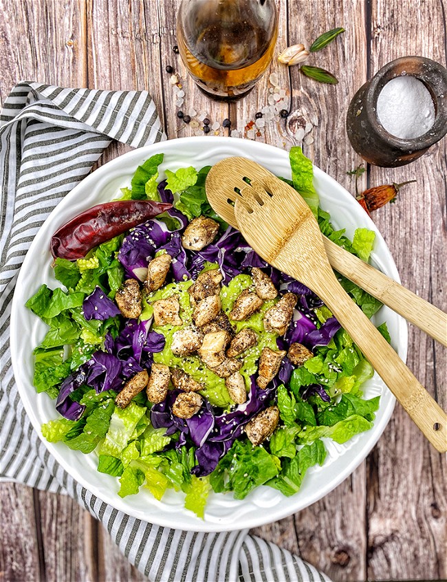 Image of Ensalada de pollo con dressing de palta y rúcula