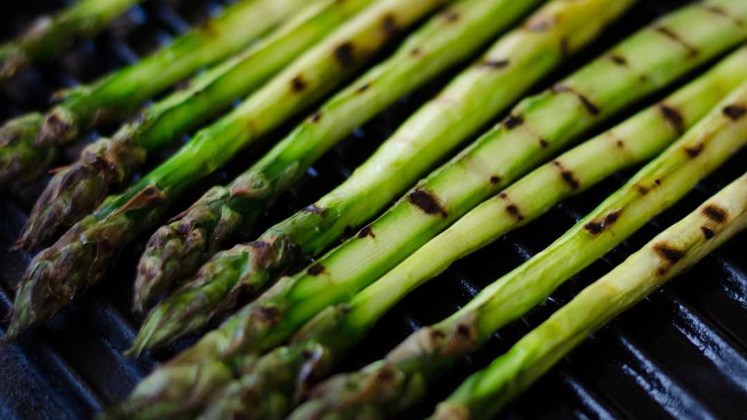 Image of Asperges « brunch » grillées garnies de graines de grenade