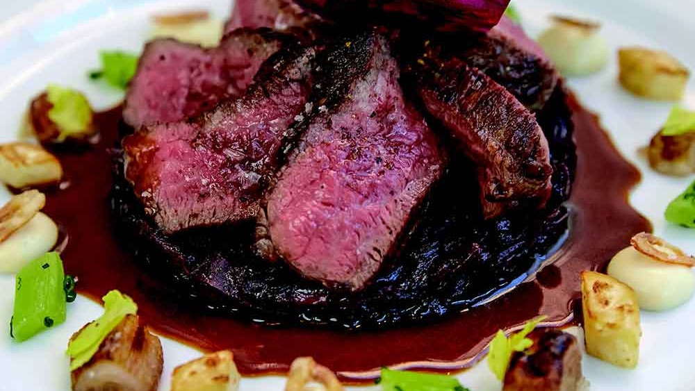 Image of GEBRATENES WAGYU TAFELSPITZ mit geschmortem Rotkohl, Selleriewurzel & Konfitschalotten