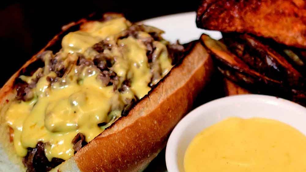 Image of WAGYU RIBEYE CHEESESTEAKS mit Cheddar & Steak Pommes