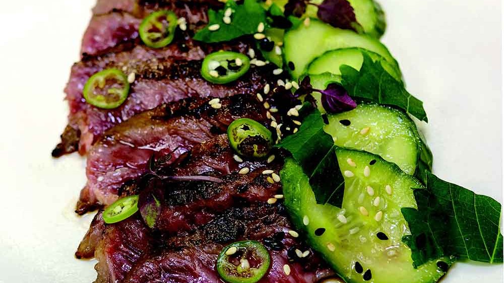 Image of WAGYU ZABUTON geröstet mit japanischem Gurkensalat, eingelegten Chilis und Shiso