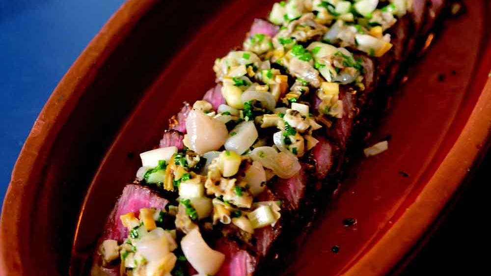Image of WAGYU TATAKI mit Miesmuschel Vinaigrette