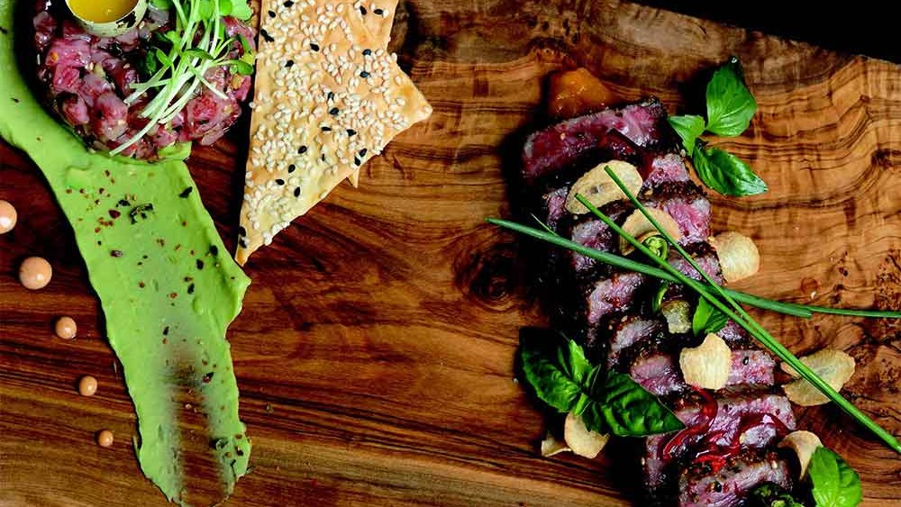 Image of WAGYU auf 2 Arten: TARTAR mit Avocado Mousse & gegrilltes TATAKI mit Wallnusssplittern & Knoblauch