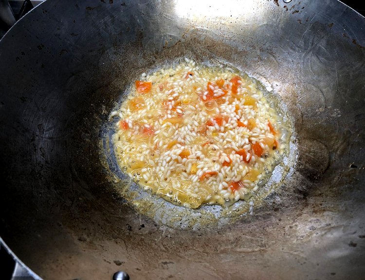 Image of Den Reis dazu geben kurz mit anbraten, dann mit dem...