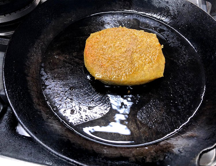 Image of Während das Risotto köchelt, eine zweite Pfanne auf den Herd...