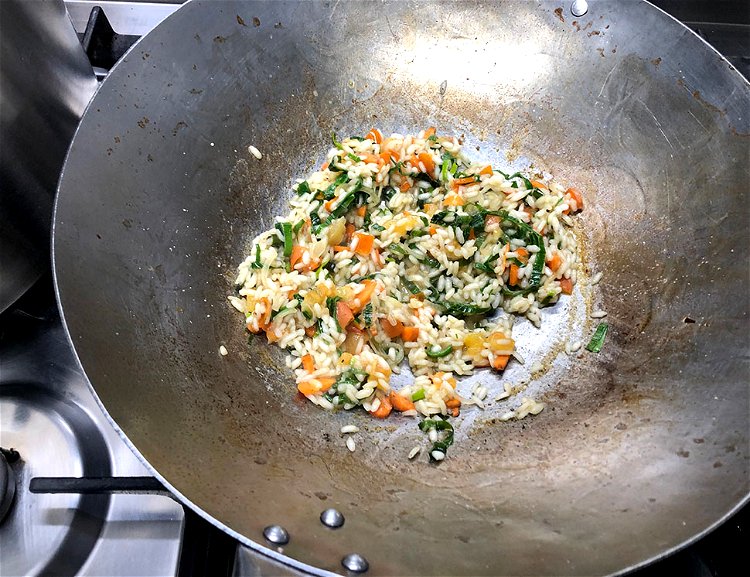 Image of Zum Schluss noch den ParmesanKäse in das Risotto einrühren und...
