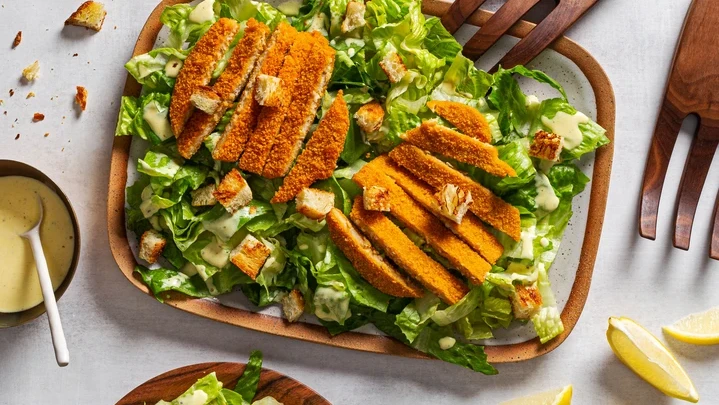 Image de salade César garnie de côtelettes croustillantes