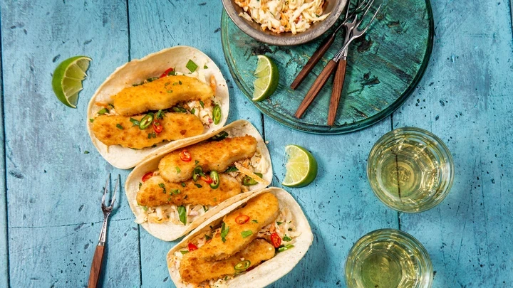 Image de filets à base de plantes dans des tortillas avec salade de céleri-rave