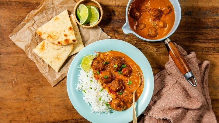 Image de boulettes de viande à base de plantes dans une sauce au curry et à la noix de coco